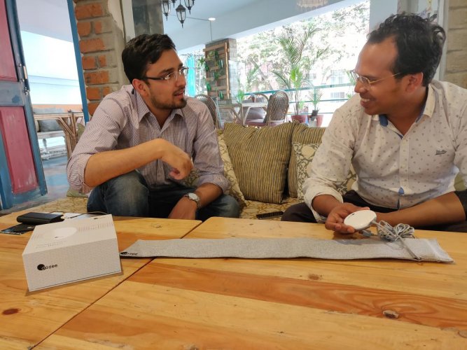Mudit Dandwate and Gaurav Parchani discussing the device.