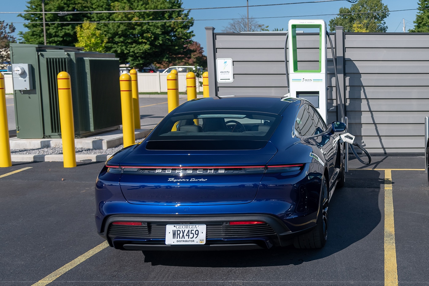 Electrify America's Open Network of Ultra-Fast DC Chargers, first to charge an 800-Volt electric vehicle battery at 270 kW. Credit: Electrify America