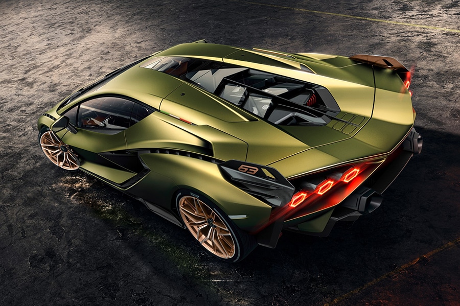 The supercar makes the total power of 819 hp (602 kW). Image Credit: Lamborghini