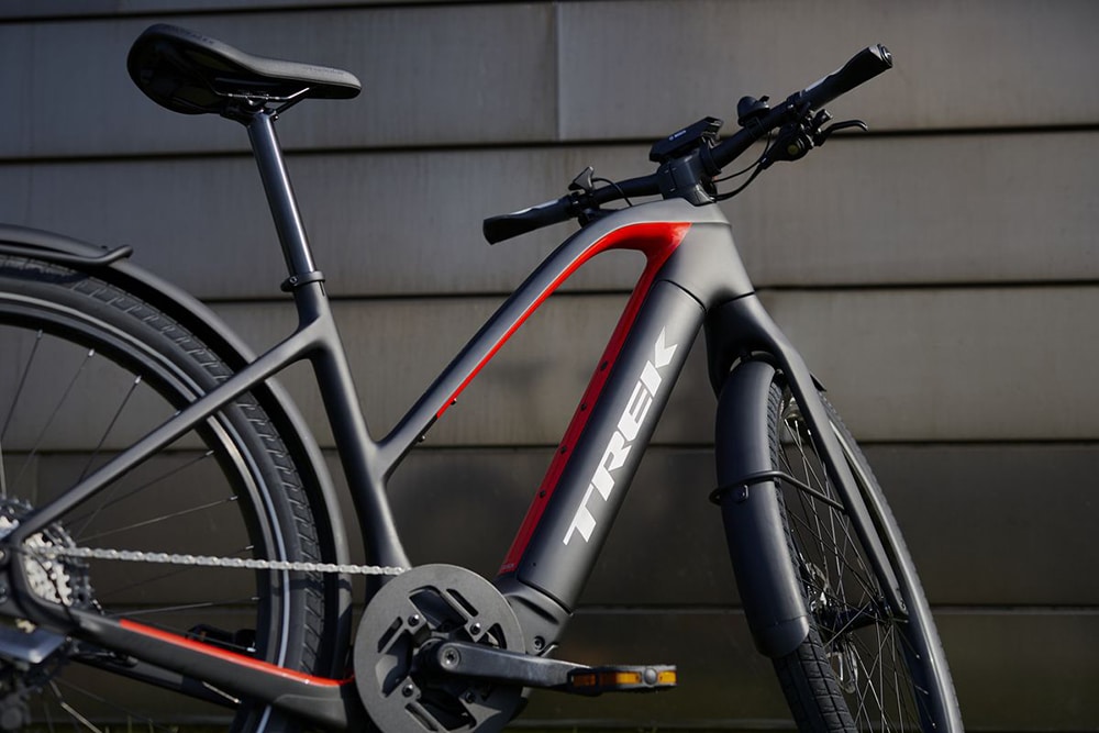 Allant+ comes with OCLV carbon frame that keeps the bike’s weight surprisingly light.