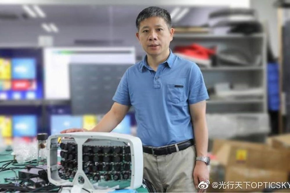 Xiaoyang Zeng with 500-Mengapixel camera