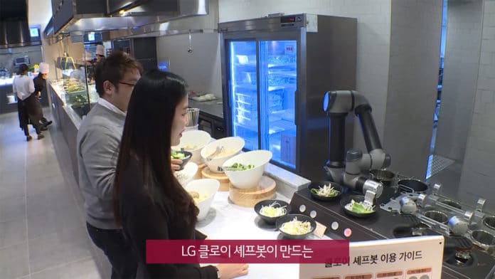 LG Electronics and CJ Foodville presented 'LG CLOi Chefbot' at Deungchon.