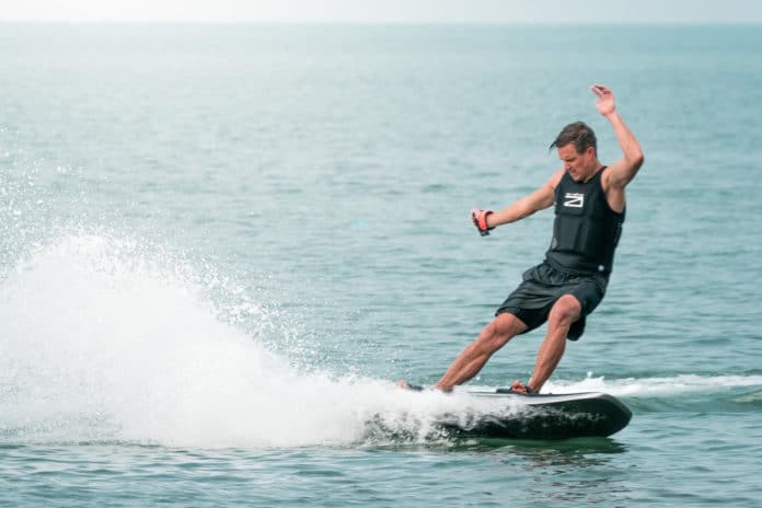 With electric surfboard, is possible to surf everywhere in the water without having to wait for the wave.