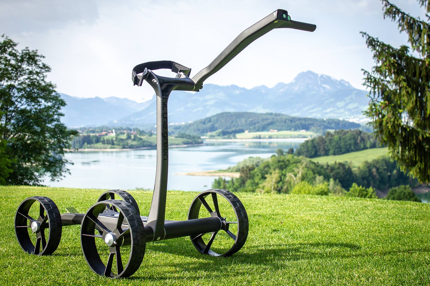 S-Walk, the first Golf e-Trolley with a smart automatic speed regulation.