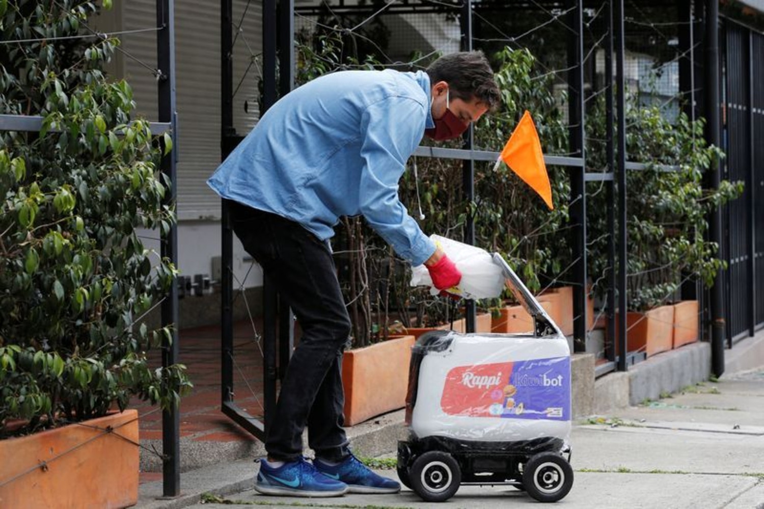 Rappi robots make home deliveries to avoid direct contact between people.