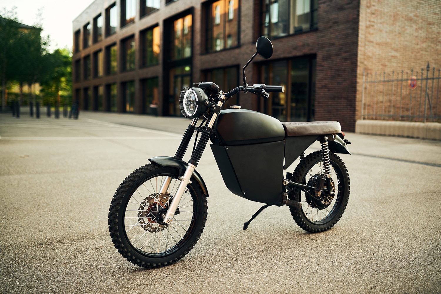 BlackTea Moped, a small 50 mph electric motorcycle with a vintage look.