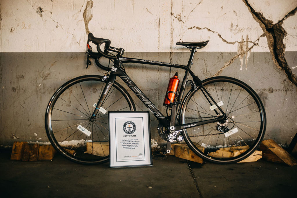 Dr. Dennis Freiburg officially received the certificate for the world record for the lightest e-bike in the world.