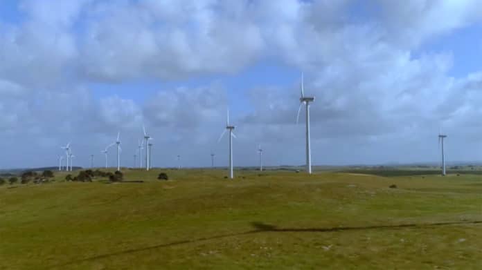 Iberdrola begins to build its first hybrid wind-solar power plant in Australia.