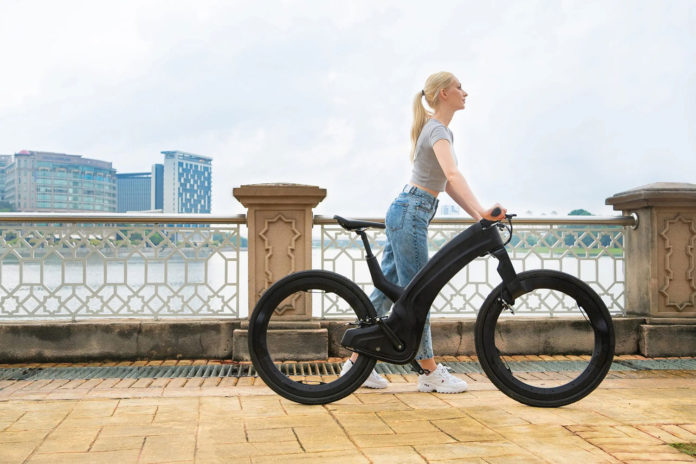 Hubless Reevo e-bike amazes with its avant-garde aesthetic.