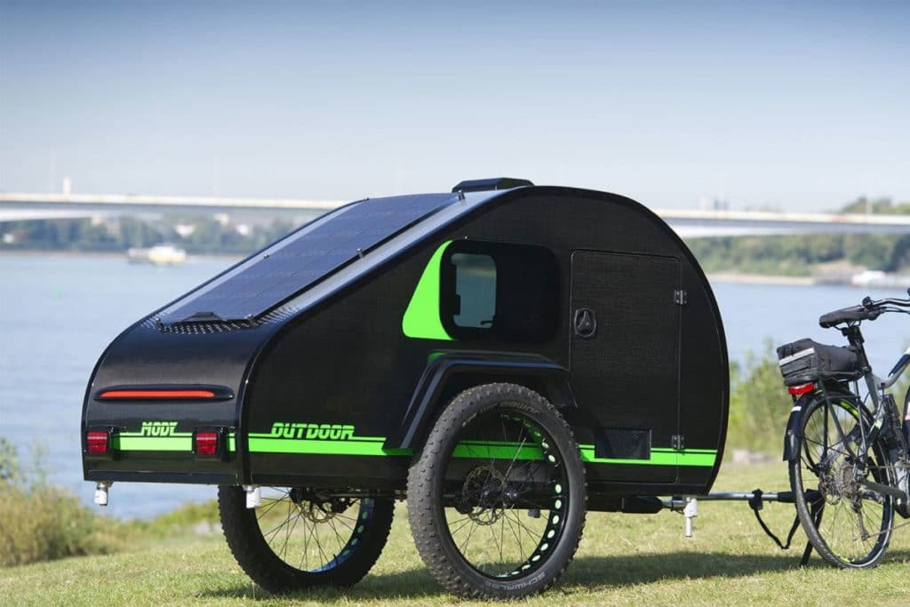 Compact teardrop e-bike camper for off-road adventures.