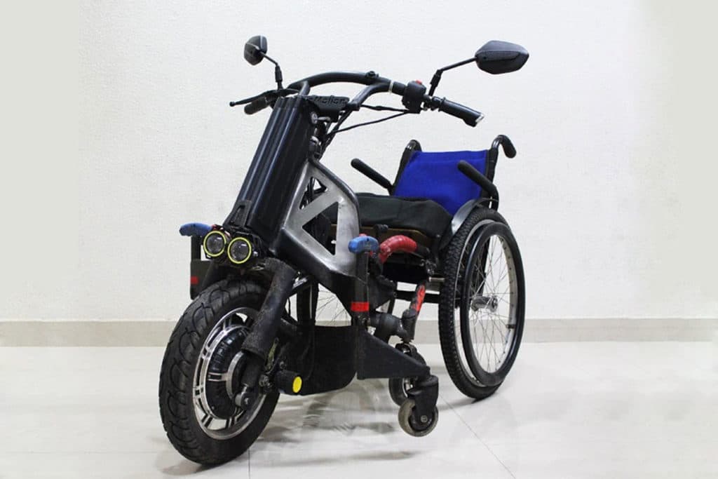 The electric wheelchair can be used not only on roads but even on uneven terrains.