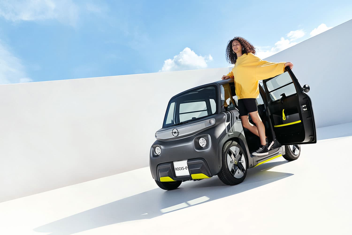 Opel Rocks-e urban microEV closes gap between scooter and passenger car.