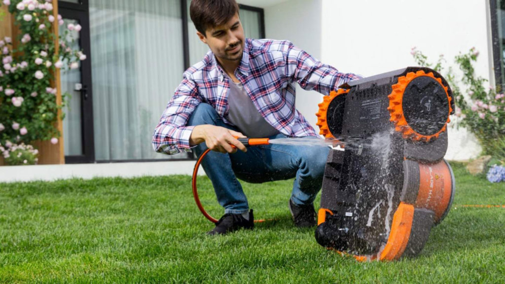 The robotic lawn mower is also IPX6 waterproof rated, so it can simply be rinsed off when need be.