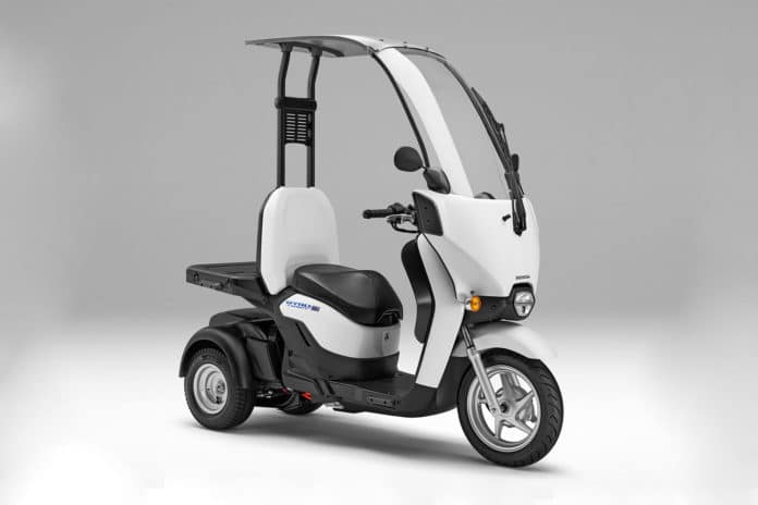 Honda Gyro Canopy e, a covered delivery scooter with swappable batteries.