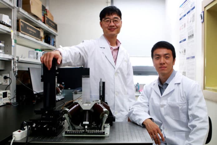 DGIST Robotics Department Professor Hongsu Choi (left), Dr. Seongwoong Jeon (right).