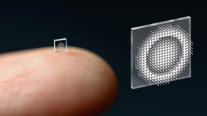Researchers have developed an ultracompact camera the size of a coarse grain of salt.