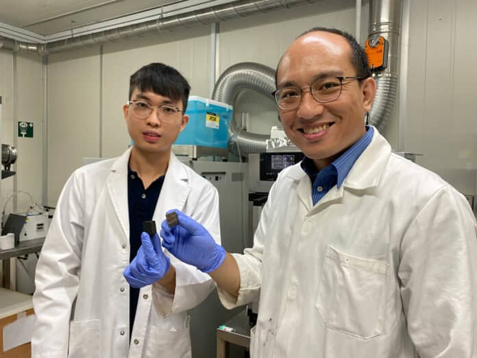 Assistant professor Lai Changquan and Mr Lim Guo Yao presenting the anodes created using the NTU-developed technique.