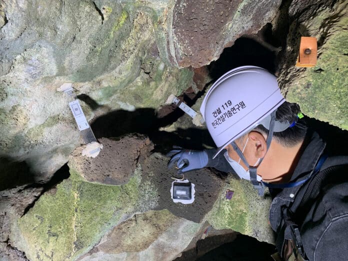 The site attaching the developed sensor in the lava cave.