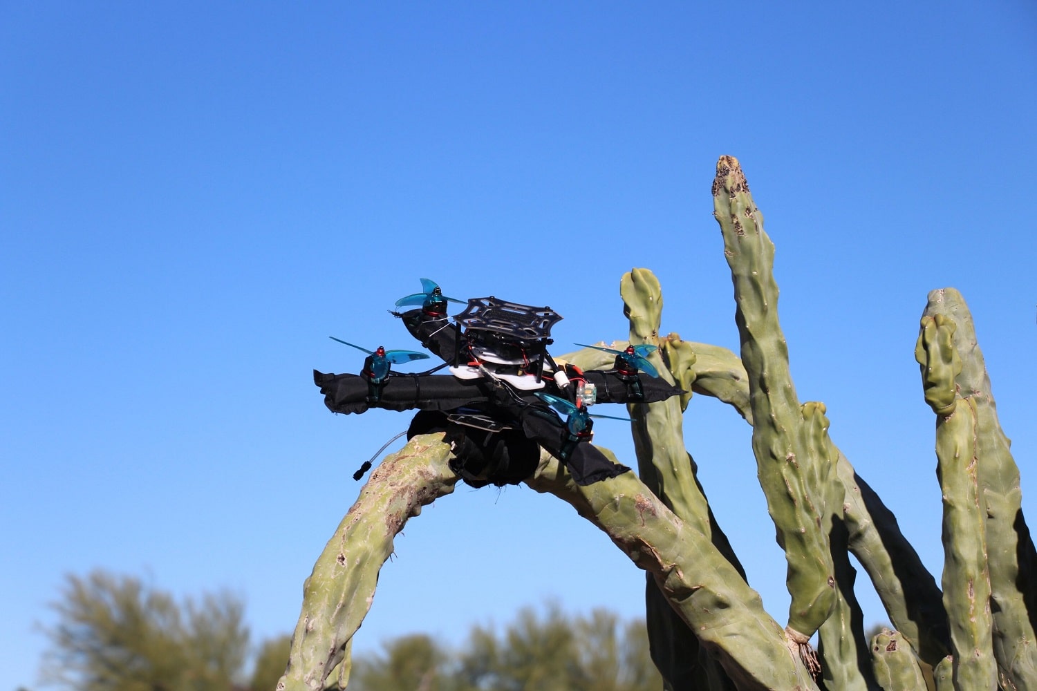 Çarpmaların üstesinden gelmek için tasarlanmış hafif, şişirilebilir bir drone