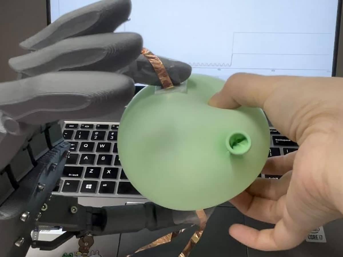 Testing the iontronic sensor's ability of tactile sensing via a robotic hand and a balloon.