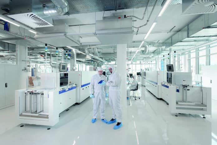 The back-end production laboratory of Fraunhofer ISE’s Photovoltaic Technology Evaluation Center PV-TEC. In this R&D laboratory production processes for crystalline silicon solar cells are developed and optimized.