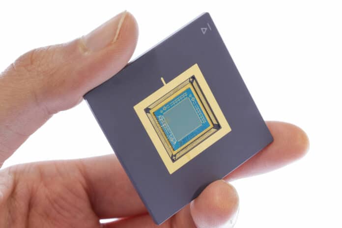The first in-memory processor based on a two-dimensional semiconductor material to comprise more than 1,000 transistors.