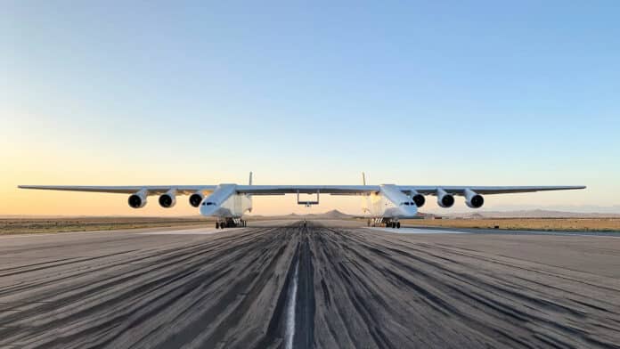 Stratolaunch's massive Roc plane flies with fueled-up hypersonic vehicle.
