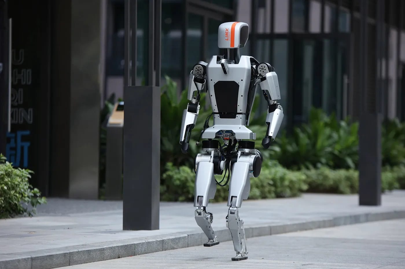 LimX Dynamics’ humanoid robot achieves real-time perceptive stair climbing.