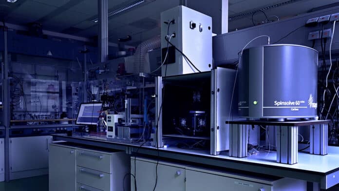 RoboChem is an autonomous benchtop platform for fast, accurate and around-the-clock chemical synthesis.