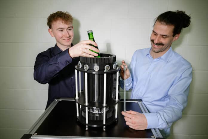 Student Nicolas Scherer (left) and PhD student Lukas Ehl (right) are working on the new cooling system.