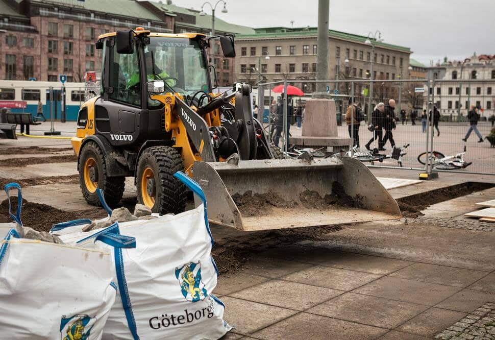 The L25 Electric compact excavator working at Drottningtorget in central Gothenburg.