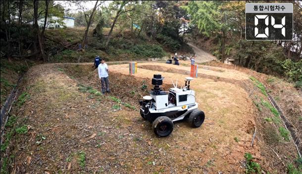 Senior Researcher Min-Geuk Kim of the KIMM is conducting an off-road self-driving test in a scaled-down mine environment located in Cheonan.
